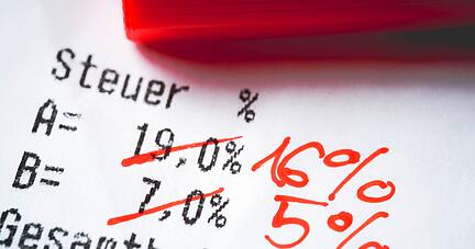 Ab dem 1. Juli bis 31. Dezember sinkt die Mehrwertsteuer. Viele H&auml;ndler geben die Senkung an die Kunden weiter. Vor allem der Lebensmittelhandel wirbt massiv mit der Reduzierung von sieben auf f&uuml;nf Prozent.
Foto: imago images / Christian Ohde