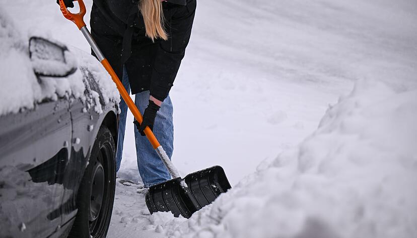 In der Nacht zu Montag kann sich im ganzen S&uuml;dwesten Glatteis bilden.