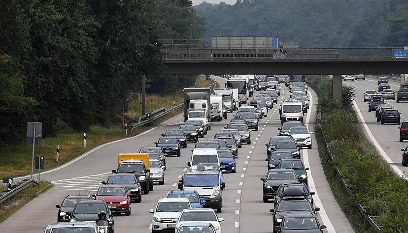 Der CO2-Aussto&szlig; des Autoverkehrs sinkt seit Jahren nicht. Damit verhagelt er in den kommenden Jahren die deutsche Klimabilanz.