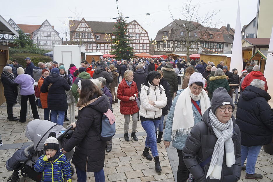 Weihnachtliches Treiben zwischen Altstadtfassaden und geschmückten Marktständen. Weihnachtliches Treiben zwischen Altstadtfassaden und geschmückten Marktständen.