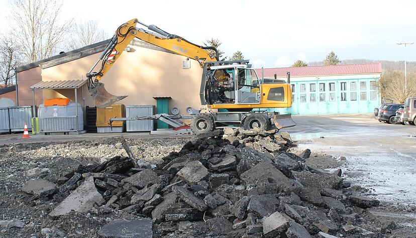 Die Garagen sind abgerissen. An dieser Stelle bekommt der Bauhof neue Garagen sowie Büro- und Personalräume. Eine der Investitionen 2023. 
Foto: Sabine Friedrich