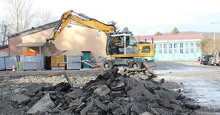 Die Garagen sind abgerissen. An dieser Stelle bekommt der Bauhof neue Garagen sowie Büro- und Personalräume. Eine der Investitionen 2023. 
Foto: Sabine Friedrich Die Garagen sind abgerissen. An dieser Stelle bekommt der Bauhof neue Garagen sowie Büro- und Personalräume. Eine der Investitionen 2023. 
Foto: Sabine Friedrich
