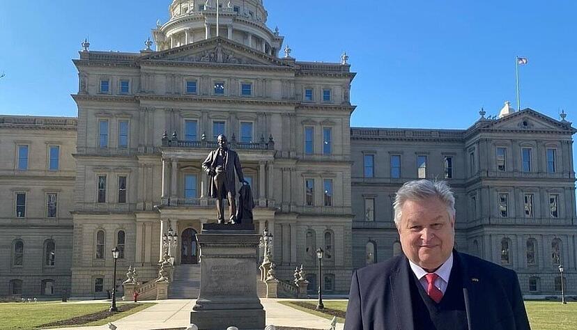 Michael Link bei einem Besuch in den USA, hier vor dem State Capitol in Lansing, Michigan.