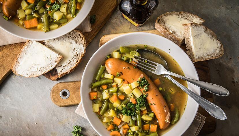 Viel drin: In dieser Kartoffelsuppen-Variante sind grüne Bohnen, Karotten, Petersilie und Bockwurst. Dazu passt Sauerteigbrot mit Butter. Viel drin: In dieser Kartoffelsuppen-Variante sind grüne Bohnen, Karotten, Petersilie und Bockwurst. Dazu passt Sauerteigbrot mit Butter.