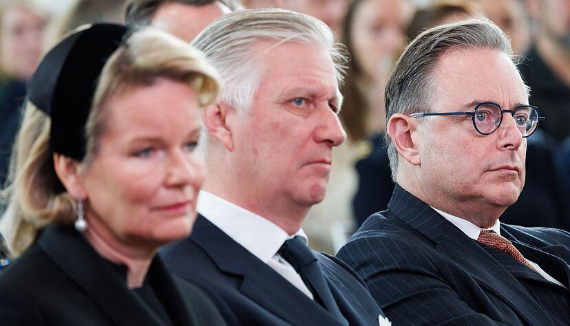 Regierungschef Bart De Wever (r) nahm gemeinsam mit K&ouml;nigin Mathilde und K&ouml;nig Philippe an den Gedenkfeiern teil.