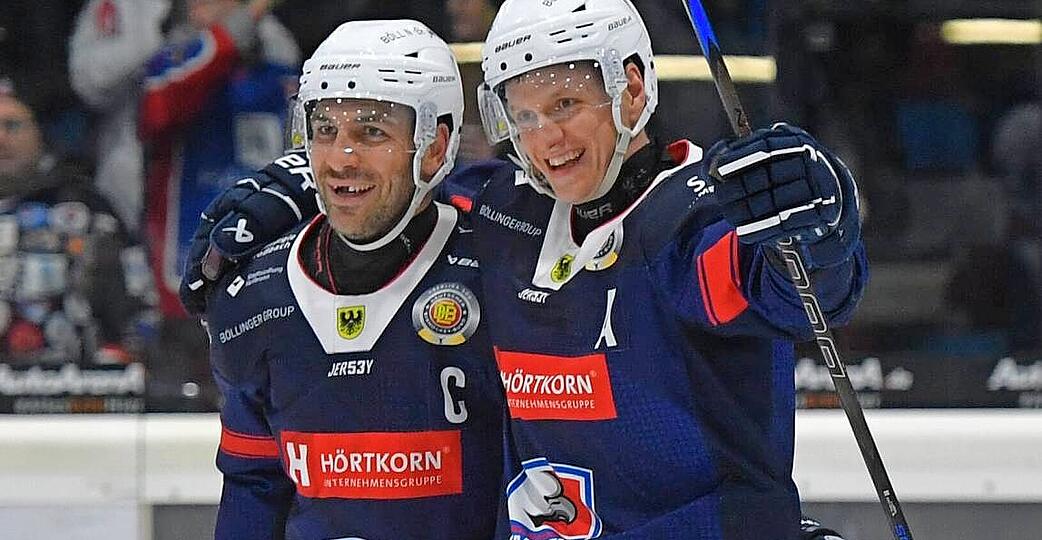 Wollen auch in Zukunft m&ouml;glichst oft zusammen &uuml;ber Erfolge der Falken jubeln: Corey Mapes (rechts) bleibt wie Freddy Cabana in Heilbronn.