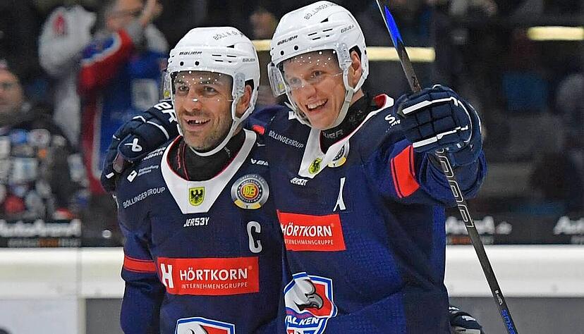 Wollen auch in Zukunft m&ouml;glichst oft zusammen &uuml;ber Erfolge der Falken jubeln: Corey Mapes (rechts) bleibt wie Freddy Cabana in Heilbronn.