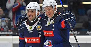 Wollen auch in Zukunft m&ouml;glichst oft zusammen &uuml;ber Erfolge der Falken jubeln: Corey Mapes (rechts) bleibt wie Freddy Cabana in Heilbronn.