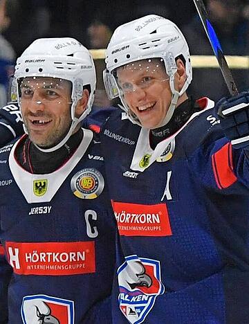 Wollen auch in Zukunft m&ouml;glichst oft zusammen &uuml;ber Erfolge der Falken jubeln: Corey Mapes (rechts) bleibt wie Freddy Cabana in Heilbronn.