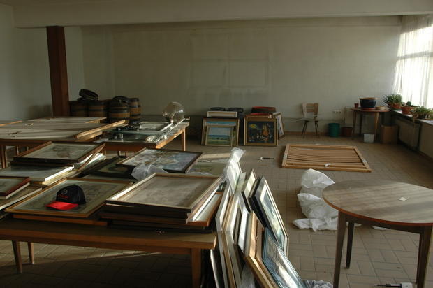 Der Aufenthaltsraum der Mitarbeiter: &Uuml;berall stehen und liegen Bilder herum. Sie sind vor Jahren bei den Heimatkalender-Wettbewerben eingesandt worden.