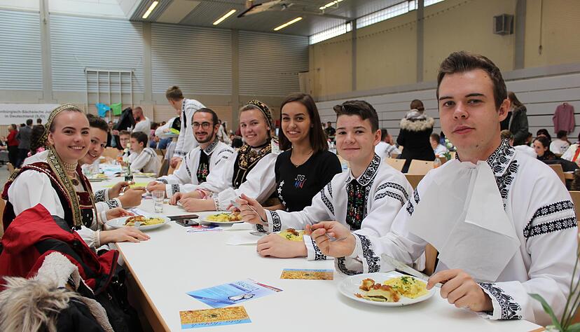 Die Heilbronner SJD-Gruppe lässt es sich nach dem Tanzen bei schwäbischen Maultaschen und Kartoffelsalat schmecken. Die Heilbronner SJD-Gruppe lässt es sich nach dem Tanzen bei schwäbischen Maultaschen und Kartoffelsalat schmecken.