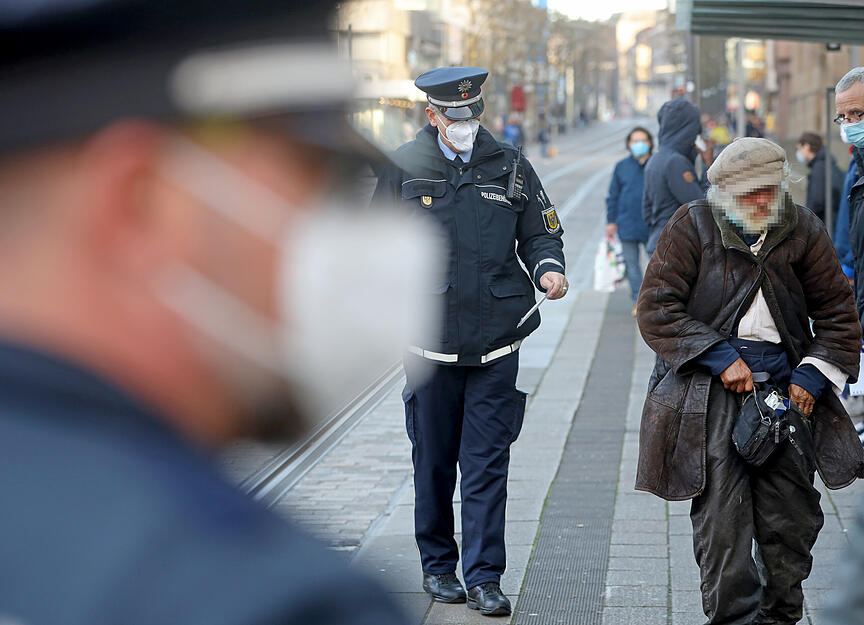 Mit der Polizeibeh&ouml;rde unterwegs in Heilbronn w&auml;hrend Corona, u.a. Maskenkontrolle - er bekam eine Maske von der Polizeibeh&ouml;rde geschenkt