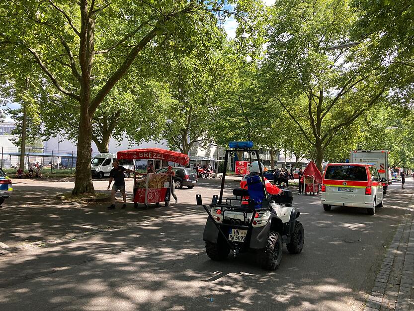 Stimmung bei Fans vor dem Ärzte-Konzert in Heilbronn Stimmung bei Fans vor dem Ärzte-Konzert in Heilbronn