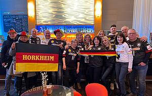 Freunde und Familie von Sebastian Heymann feuern den Nationalspieler beim Auftaktspiel in Düsseldorf an.