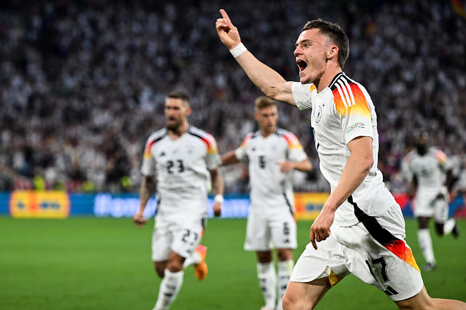 Florian Wirtz: Es war noch keine Minute vergangen, da tauchte Wirtz frei vor dem schottischen Torwart Angus Gunn auf, der Ball landete aber an dessen Kopf. Es war auch Abseits. In der 10. Minute nicht! Da schoss Wirtz aus 17 Metern das 1:0 für Deutschland. Ein bisschen Glück war auch dabei. Der zuletzt nicht glänzende Leverkusener war auffällig, zeigte seine Klasse.  In der 63. Minute gegen Leroy Sané ausgewechselt.  
Note: 1-2