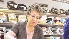 Fachverkäuferin Eva Schütt hilft gerne bei der Gestaltung.Foto: Sawatzki