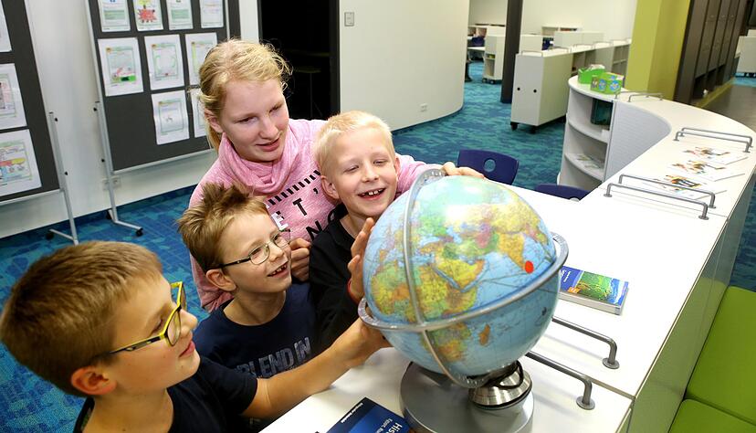 Wo ist Heilbronn? Dort gibt es bald auch eine Phorms-Schule. Kinder der Josef-Schwarz-Schule Erlenbach studieren den Globus. Foto: Archiv/Seidel
