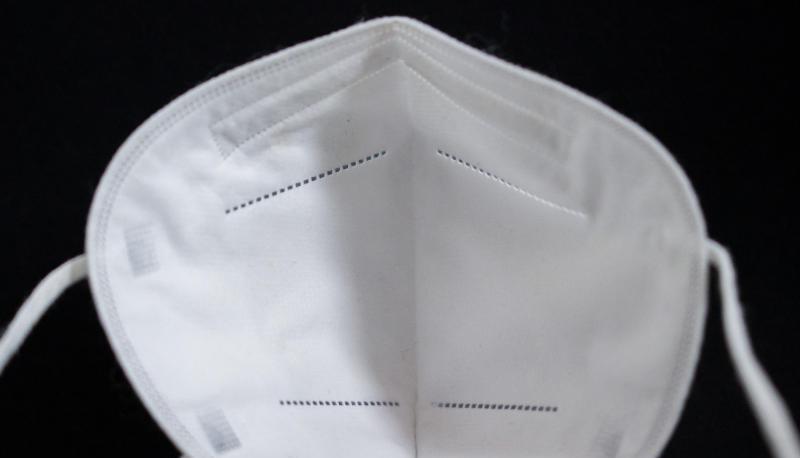 Eine FFP2-Maske liegt auf einem Tisch. Eine FFP2-Maske liegt auf einem Tisch.