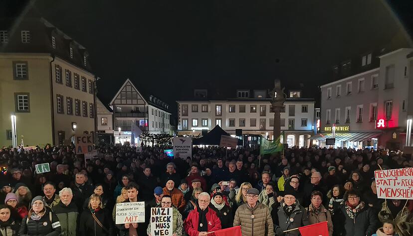 In Neckarsulm trafen sich am Dienstag rund 1.000 Demonstranten. In Neckarsulm trafen sich am Dienstag rund 1.000 Demonstranten.