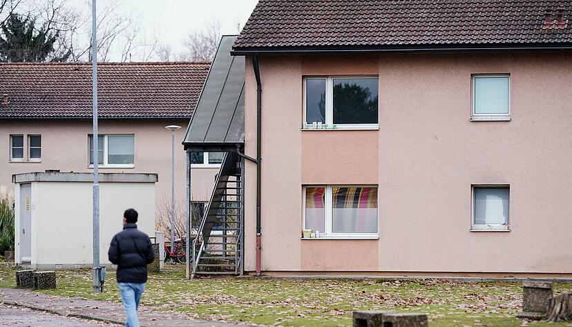 Im Ankunftszentrum in Heidelberg werden bei der Durchsuchung von Flüchtlingen bereits Geld und Wertsachen ab einem bestimmten Betrag sichergestellt. (Symbolbild) Im Ankunftszentrum in Heidelberg werden bei der Durchsuchung von Flüchtlingen bereits Geld und Wertsachen ab einem bestimmten Betrag sichergestellt. (Symbolbild)
