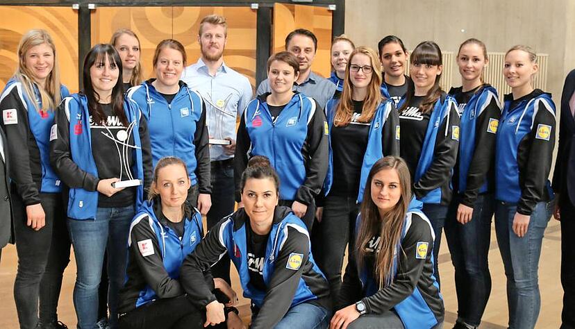 Bei der Sportlerehrung mit OB Steffen Hertwig (r.) und dem Sportkreisvorsitzenden Klaus Ranger (l.) wurden Clemens Rapp (Mitte) und die Handballdamen der NSU geehrt.Foto: Ute Plückthun Bei der Sportlerehrung mit OB Steffen Hertwig (r.) und dem Sportkreisvorsitzenden Klaus Ranger (l.) wurden Clemens Rapp (Mitte) und die Handballdamen der NSU geehrt.Foto: Ute Plückthun