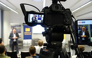 TUM-Professor Helmut Krcmar hält auf dem Bildungscampus die erste Ringvorlesung zum Thema Gründen. Über Youtube wurde sie live übertragen.
Foto: Christian Gleichauf TUM-Professor Helmut Krcmar hält auf dem Bildungscampus die erste Ringvorlesung zum Thema Gründen. Über Youtube wurde sie live übertragen.
Foto: Christian Gleichauf