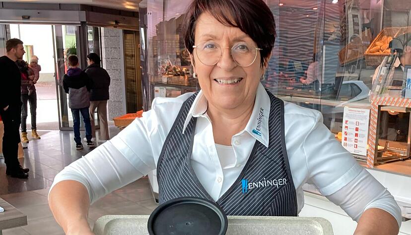 Jutta Pfenninger von der gleichnamigen Metzgerei in Gemmingen zeigt, welche Mehrwegboxen sie in Einsatz hat.