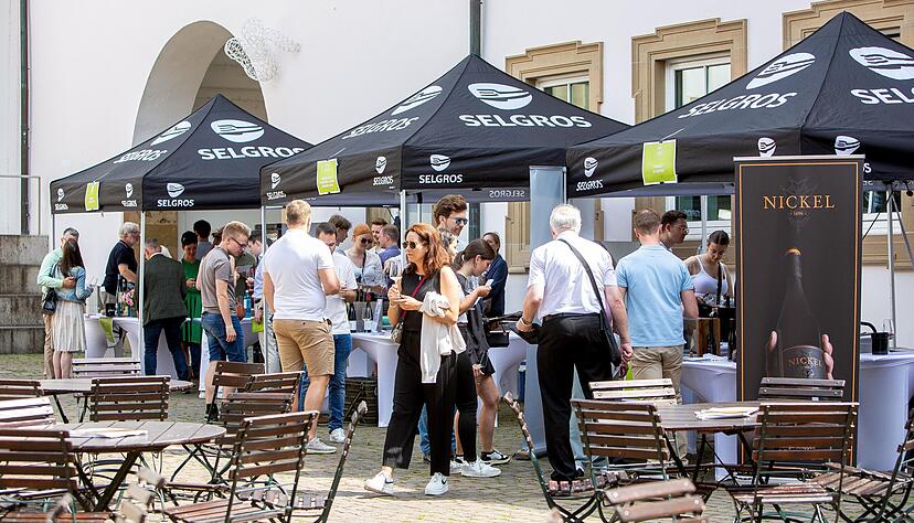 Alle Siegerbetriebe stellten im Deutschhof eine Auswahl ihres Weinsortiments vor.