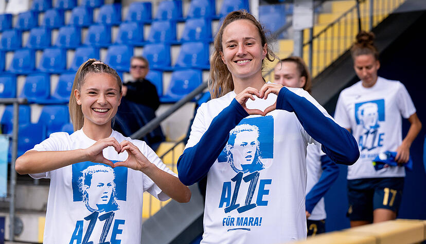 Sch&ouml;ne Geste: Michelle Wei&szlig; (links) und Fabienne Dongus w&uuml;nschen Mara Alber mit besonderen Aufw&auml;rmshirts gute Besserung.