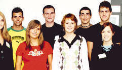 Die Auszubildenden( von links): Peter Wirth, Anne Dudda (Berlin), Swen Reichert, Angelika Schöls (Ingolstadt), Florian Gibitz, Franziska Kurz, Davide Minervini (Augsburg), Jonas Urbitsch, Heike Mütsch, Robin Metzger. (Foto: privat) Die Auszubildenden( von links): Peter Wirth, Anne Dudda (Berlin), Swen Reichert, Angelika Schöls (Ingolstadt), Florian Gibitz, Franziska Kurz, Davide Minervini (Augsburg), Jonas Urbitsch, Heike Mütsch, Robin Metzger. (Foto: privat)