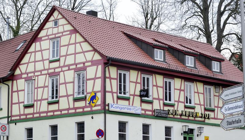 Nicht nur das Geb&auml;ude Biberacher Stra&szlig;e 1, auch Gel&auml;nde drumherum soll die Investorengruppe gekauft haben, um ihr Projekt zu verwirklichen, wird in der Stauferstadt gemunkelt.
Fotos: Mario Berger