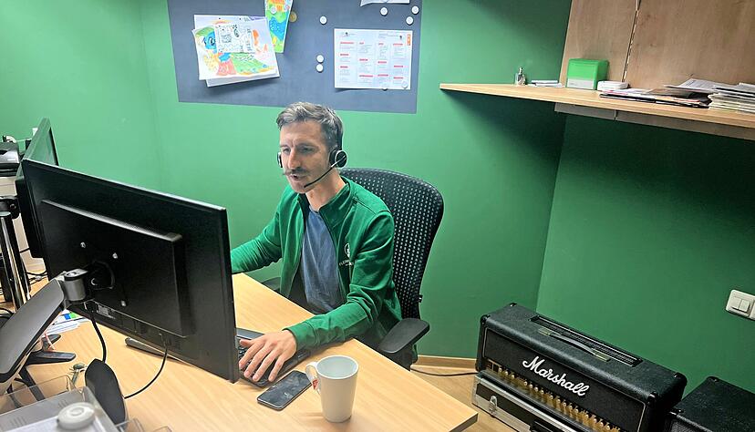 Die elektronische Anzeige an der Eingangstür sagt: Heute ist hier Notdienst. Wer etwas braucht, klingelt.
Fotos: Stefanie Sapara Die elektronische Anzeige an der Eingangstür sagt: Heute ist hier Notdienst. Wer etwas braucht, klingelt.
Fotos: Stefanie Sapara