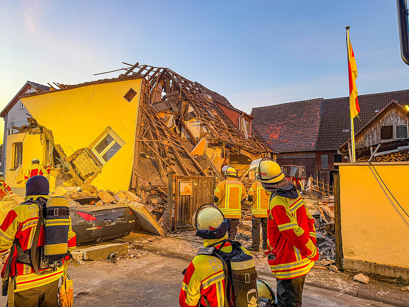 Gro&szlig;einsatz von Rettungskr&auml;ften in Stutensee im Landkreis Karlsruhe. Ein Haus ist akut einsturzgef&auml;hrdet.