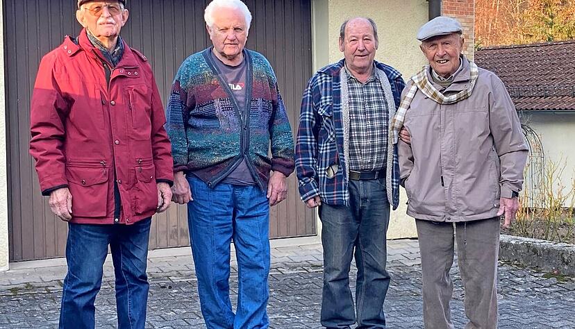 Zeitzeugen auf Spurensuche: Emil Weinert, Wilhelm Baier, Wolfgang Fromm und Kurt Bauer (v.l.) an dem Ort, an dem 1946 die Granate detonierte. Fromms Eltern hatten das Anwesen nach dem Krieg gekauft. Zeitzeugen auf Spurensuche: Emil Weinert, Wilhelm Baier, Wolfgang Fromm und Kurt Bauer (v.l.) an dem Ort, an dem 1946 die Granate detonierte. Fromms Eltern hatten das Anwesen nach dem Krieg gekauft.