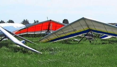 An guten Flugtagen und beim Pokalfliegen Ende August ist immer viel Betrieb am Aufbauplatz des Vereins.
Fotos: privat (2)/Tscherwitschke An guten Flugtagen und beim Pokalfliegen Ende August ist immer viel Betrieb am Aufbauplatz des Vereins.
Fotos: privat (2)/Tscherwitschke