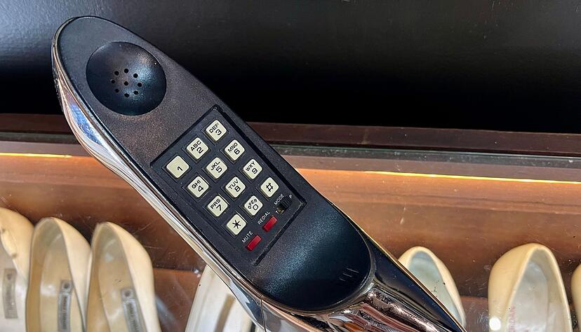 Sogar das Telefon der fr&uuml;heren First Lady hatte die Form eines Schuhs.