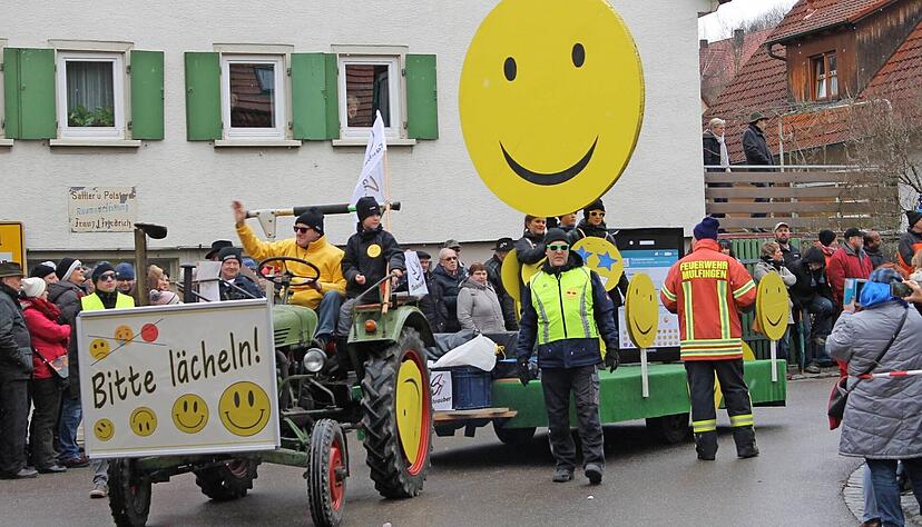 „Bitte lächeln!“ war das Motto der Taubenschrauber beim Taubenmarkt-Umzug 2018. Das aktuelle Motto, bleibt bis Samstag ein Geheimnis. „Bitte lächeln!“ war das Motto der Taubenschrauber beim Taubenmarkt-Umzug 2018. Das aktuelle Motto, bleibt bis Samstag ein Geheimnis.