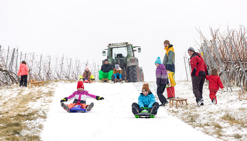 Am Dienstag treffen sich viele Familien zum Spielen im Schnee. Am Dienstag treffen sich viele Familien zum Spielen im Schnee.