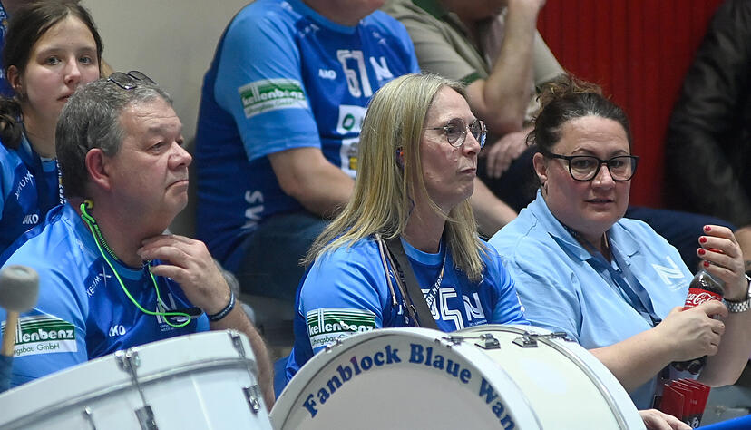 Als Teil der &bdquo;Blauen Wand&ldquo; geh&ouml;rt Petra Oetzel (Mitte) zu den lautst&auml;rksten Unterst&uuml;tzerinnen der Mannschaft. &Uuml;ber ihren Handball-begeisterten Sohn findet sie einst zur Sport-Union.