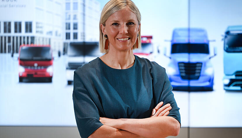 Karin Radstr&ouml;m, die Vorstandsvorsitzende des Nutzfahrzeugherstellers Daimler Truck, steht vor einer Bilanz-Pressekonferenz vor einer Videoleinwand.