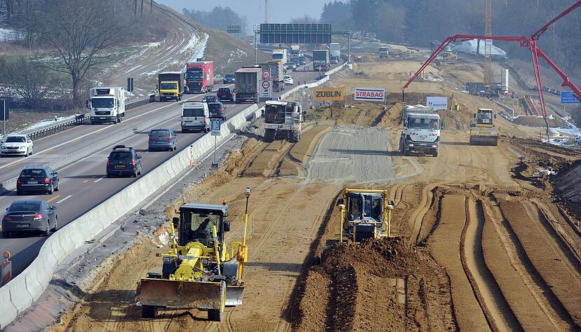Der sechsstreifige Ausbau der A8 bei Ulm soll bis 2032 umgesetzt werden. (Archivbild) Der sechsstreifige Ausbau der A8 bei Ulm soll bis 2032 umgesetzt werden. (Archivbild)