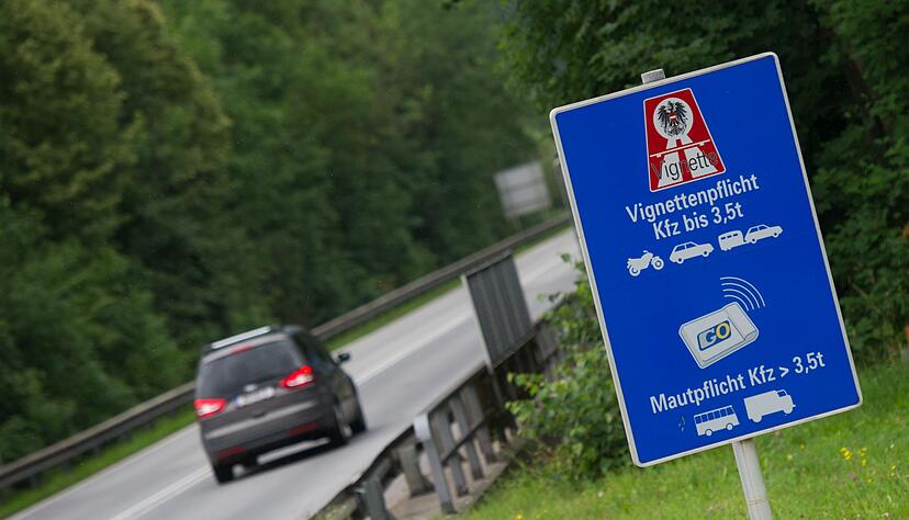 In &Ouml;sterreich kann die Vignette ab 1. Dezember 2026 nur noch digital erworben werden. (Archivbild)