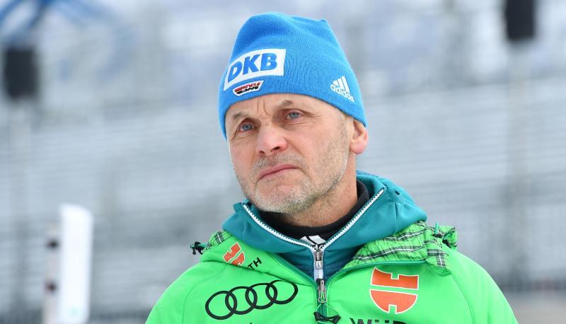 Gerald Hönig hat vor dem Start in den Weltcup-Winter den Druck auf sein Biathlon-Team erhöht. Foto: Martin Schutt