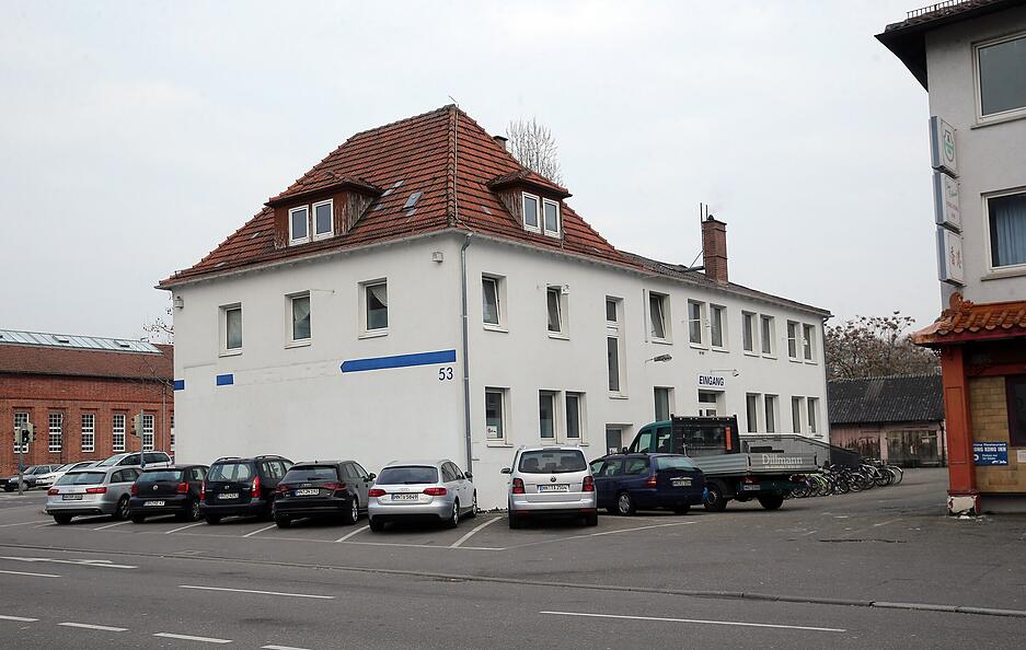 Unternehmer Herbert Huth hat die Zweit-Filiale der Videothek, hier Olgastra&szlig;e 53 Ecke S&uuml;dstra&szlig;e, aufgeben m&uuml;ssen. Das Haus wird im Jahr 2018 als Fl&uuml;chtlingsunterkunft genutzt.