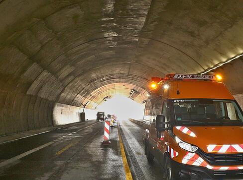 Der besch&auml;digte Beton wurde entfernt und eine neue Spritzbetondecke eingebaut.