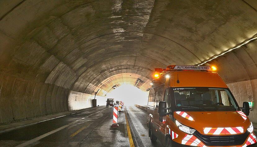 Der besch&auml;digte Beton wurde entfernt und eine neue Spritzbetondecke eingebaut.