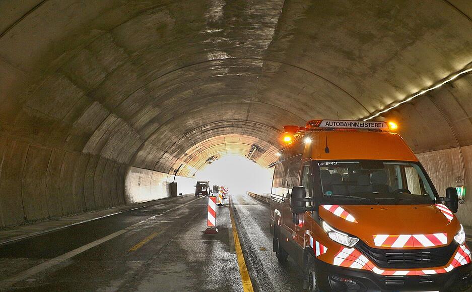 Der besch&auml;digte Beton wurde entfernt und eine neue Spritzbetondecke eingebaut.