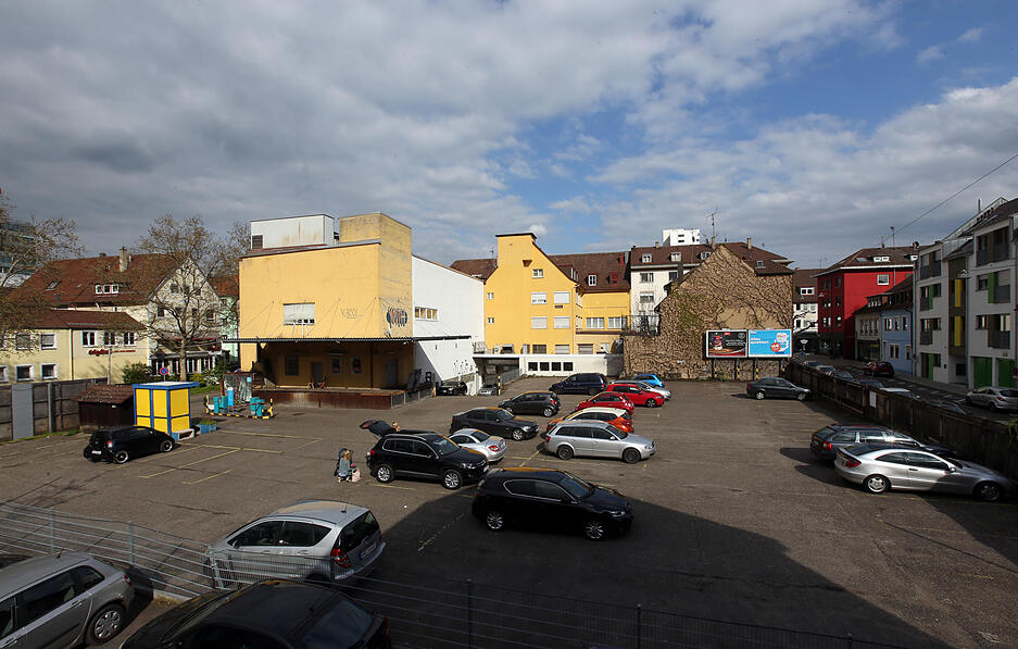 So sah das knapp 3000 Quadratmeter gro&szlig;e Gel&auml;nde zwischen S&uuml;lmerstra&szlig;e, Schwibbogen- und Zehentgasse vor dem Abriss aus. Das Quergeb&auml;ude (links) wurde abgerissen, an das mit Wildem Wein bewachsene Haus (rechts) wird direkt angebaut.Foto: Andreas Veigel