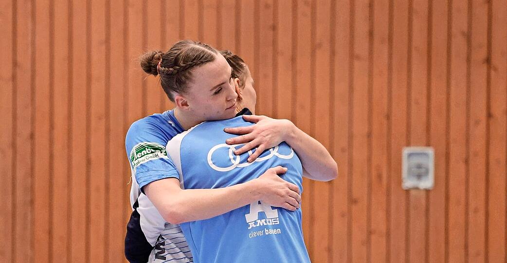 Gegenseitig Trost spenden m&uuml;ssen sich Lilli Holste (links) und Munia Smits zwar noch nicht, doch beide teilen derzeit das Schicksal, nicht spielf&auml;hig zu sein. Den R&uuml;ckraum-Spielerinnen droht gegen den SV Union Halle-Neustadt eine Pause.