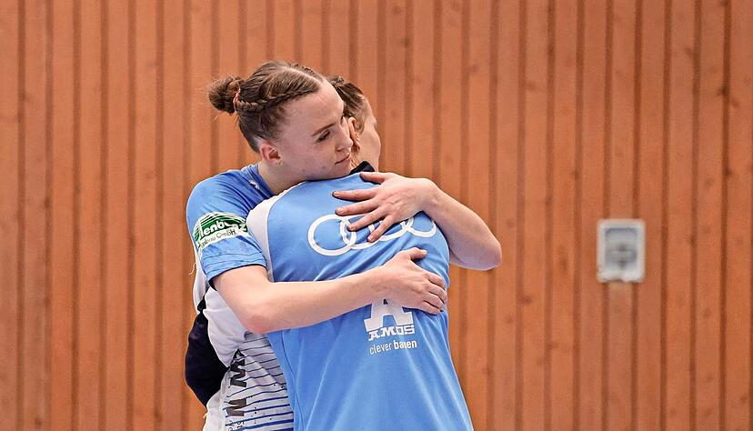 Gegenseitig Trost spenden m&uuml;ssen sich Lilli Holste (links) und Munia Smits zwar noch nicht, doch beide teilen derzeit das Schicksal, nicht spielf&auml;hig zu sein. Den R&uuml;ckraum-Spielerinnen droht gegen den SV Union Halle-Neustadt eine Pause.